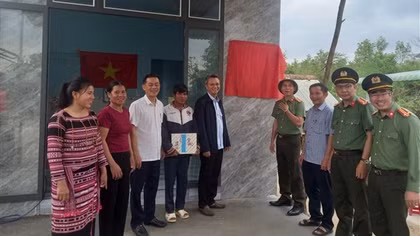 Công an tỉnh Đắk Lắk trao tặng căn nhà đầu tiên trong “Chiến dịch Quang Trung”