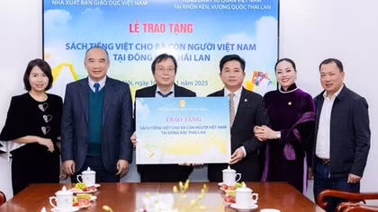 Nhà xuất bản Giáo dục Việt Nam trao tặng sách cho đồng bào người Việt tại Đông Bắc Thái Lan