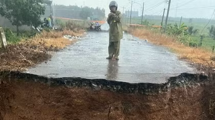 Mưa lũ gây sập cầu ở Đồng Nai