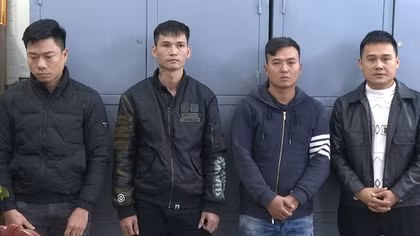 Đánh bài thua hơn 300 triệu, dùng súng đe doạ lấy lại tiền