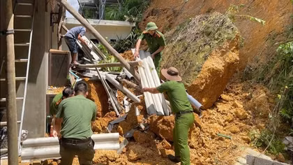 Công an tỉnh Lạng Sơn hỗ trợ nhân dân khắc phục hậu quả sạt lở đất và hoả hoạn