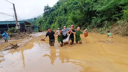 Công an xã kịp thời đưa sản phụ vượt lũ, đến trạm y tế an toàn