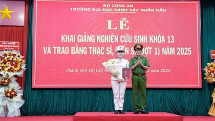 Trao bằng tiến sỹ và thạc sĩ cho 170 nghiên cứu sinh và học viên cao học