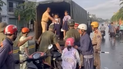 Dùng xe chuyên dụng vận chuyển hàng trăm học sinh, công nhân qua điểm ngập