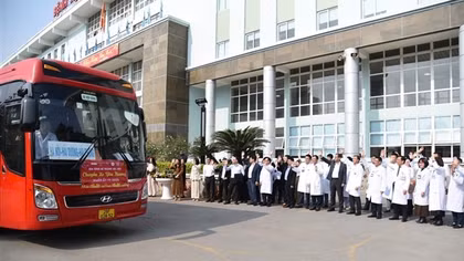 Bữa cơm tất niên và những chuyến xe miễn phí cho bệnh nhân ung thư về quê ăn Tết