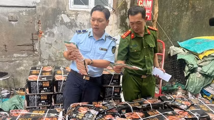 Ngăn chặn gần 1,7 tấn xúc xích không nguồn gốc "tuồn" ra thị trường