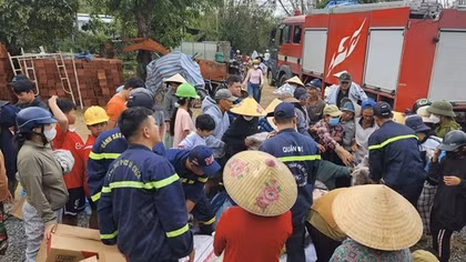 Vượt sình lầy đến từng nhà trao quà cho người dân vùng lũ