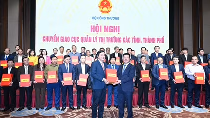 Chính thức chuyển giao Cục Quản lý thị trường về các địa phương