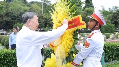 Tổng Bí thư Tô Lâm dâng hương tưởng niệm các anh hùng, liệt sĩ tại Điện Biên