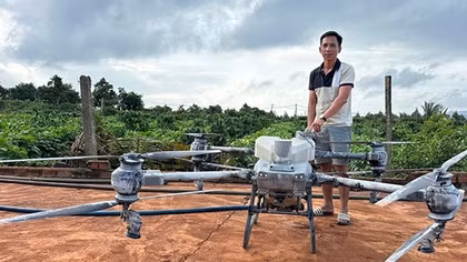 Khen thưởng người đàn ông dùng máy bay điều khiển giải cứu 2 em nhỏ