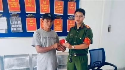 Người đàn ông bán bánh mì không tham của rơi