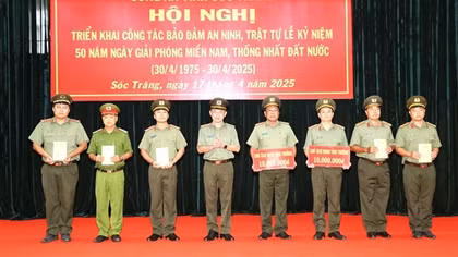 Khen thưởng tập thể, cá nhân bắt đối tượng lừa đảo đến từ khu Tam Thái Tử