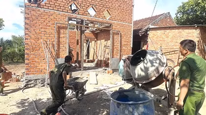 Công an xã trên địa bàn tỉnh Đắk Nông nỗ lực chung tay xóa nhà tạm, nhà dột nát