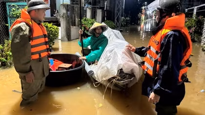 Dầm mình trong mưa lũ giúp người dân ở vùng "rốn lũ" Thượng Đức