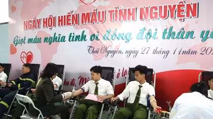 Cán bộ chiến sĩ Công an tham gia hiến máu tình nguyện