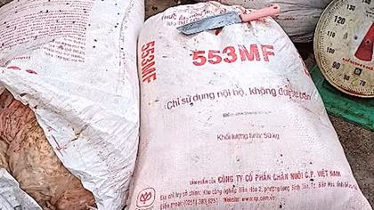 Tên Công ty C.P Việt Nam được in trên bao bì chứa hàng tấn lòng, thịt không rõ nguồn gốc tại Đà Nẵng