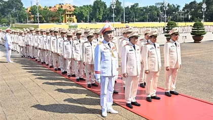 Đoàn đại biểu Đảng ủy Công an Trung ương, Bộ Công an vào Lăng viếng Bác