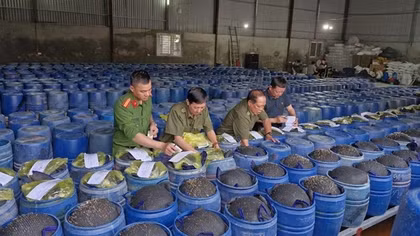 Khởi tố, bắt tạm giam 4 đối tượng sản xuất 3.500 tấn giá đỗ ngâm hóa chất