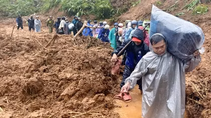 Công an vùng biên cõng hàng tiếp tế người dân vùng bị cô lập