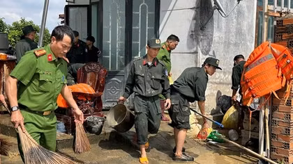 Cảnh sát cơ động Lâm Đồng hỗ trợ nhân dân khắc phục hậu quả mưa lũ