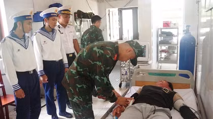 Cấp cứu thuyền trưởng tàu cá bị đột quỵ não khi đang hành nghề ở Trường Sa
