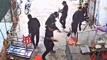 Truy bắt nhóm người bịt mặt ngang nhiên vào quán phở đập phá