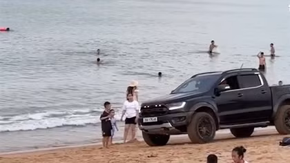 Xe bán tải chạy ngông nghênh trên bãi biển Tuy Hòa và Quy Nhơn