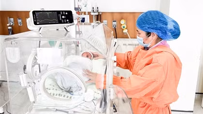 Bác sĩ vượt hơn 100km, cấp cứu thành công bé gái người Lào sinh non