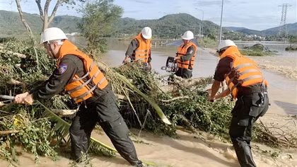 CSCĐ hỗ trợ người dân Đắk Lắk khắc phục hậu quả sau cơn bão 13