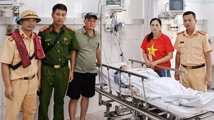 Cảnh sát đường thủy cứu sống người phụ nữ nhảy cầu Bính