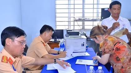 Công an tỉnh Cà Mau tạo mọi điều kiện thuận lợi cho người dân đăng ký xe