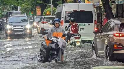 Phố biến thành sông, người dân chật vật dắt xe "nhích từng mét" về nhà