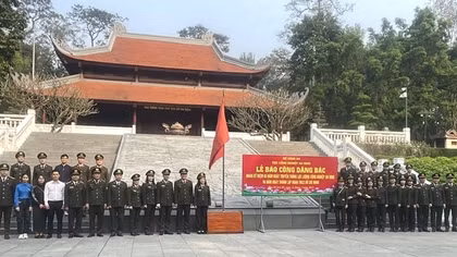 Đoàn đại biểu Cục Công nghiệp an ninh báo công dâng Bác tại Khu di tích K9