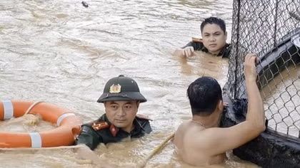 Hình ảnh CBCS Công an Bắc Ninh dầm mình cứu dân khiến nhiều người cảm phục