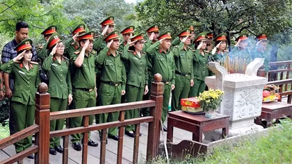 Tri ân các Anh hùng liệt sĩ và viếng mộ Đại tướng Võ Nguyên Giáp