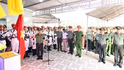 Đồng đội, người thân đưa tiễn Thiếu tá Nguyễn Văn Kha về đất mẹ