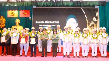 Tuyên dương 20 điển hình tiên tiến trách nhiệm, sáng tạo của Cục Công tác chính trị