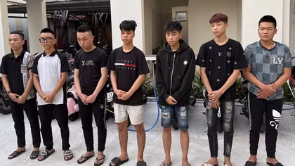 Khởi tố, bắt tạm giam nhóm côn đồ vô cớ đánh thiếu niên mù mắt