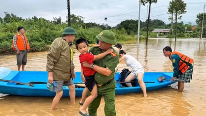 Công an Lào Cai kiên quyết vận động di dời, giúp 452 người dân thoát chết trong gang tấc