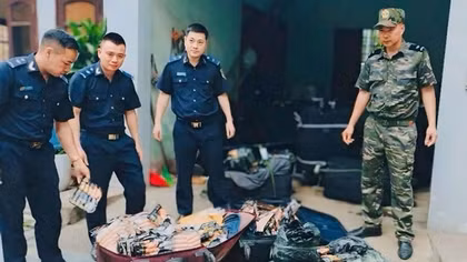 Thu giữ hơn 2,5 tấn xúc xích, lạp xưởng đông lạnh nhập lậu