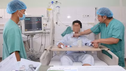 Bác sĩ chạy đua thời gian thực hiện cùng lúc 4 ca ghép tim, gan, giác mạc xuyên Việt