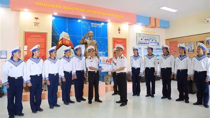 Trao hàng trăm lá thư của học sinh một trường tiểu học ở Hà Nội gửi bộ đội Trường Sa