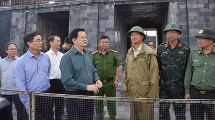 Phó Thủ tướng Mai Văn Chính kiểm tra công tác khắc phục mưa lũ tại quần thể Di tích cố đô Huế