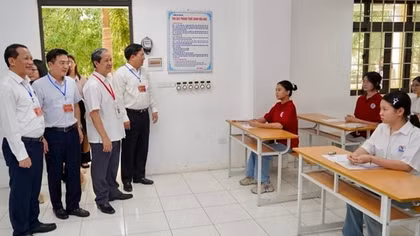 Bộ trưởng Bộ GD&ĐT Nguyễn Kim Sơn động viên thí sinh dự thi tốt nghiệp