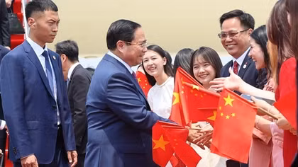 Thủ tướng tới Thiên Tân, bắt đầu chuyến công tác dự Hội nghị WEF và làm việc tại Trung Quốc