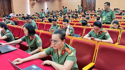 Công an Thủ đô tiên phong trong phong trào “Bình dân học vụ số”