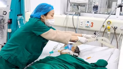 Người đàn ông hôn mê sâu, nguy kịch do uống phải rượu rởm