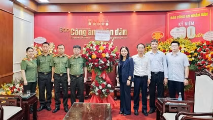 Thứ trưởng Bộ Văn hóa, Thể thao và Du lịch Trịnh Thị Thủy thăm, chúc mừng Báo CAND