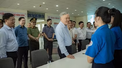 Phó Thủ tướng Thường trực Nguyễn Hòa Bình làm việc với Ban Thường vụ Thành ủy Huế