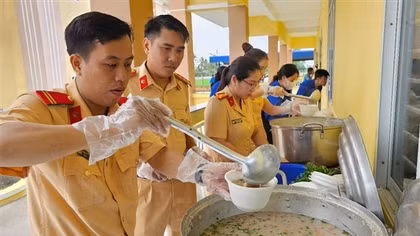 Tuổi trẻ Công an Sóc Trăng tổ chức về nguồn và trao an sinh xã hội
